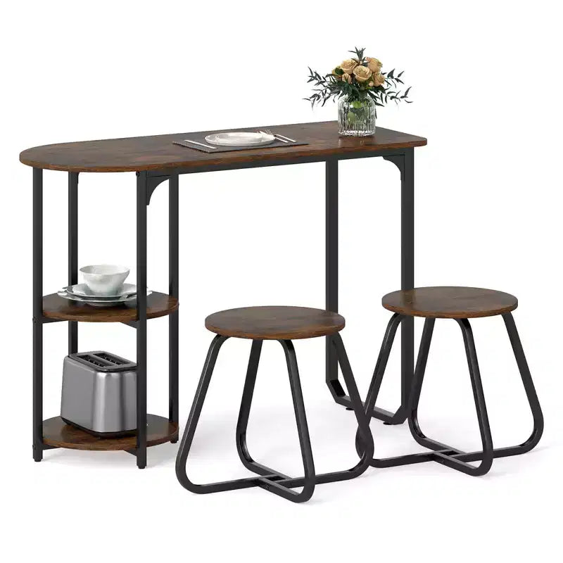 Ensemble table à manger 3 pcs Costway, table de cuisine en bois et métal et 2 tabourets avec étagères de rangement, brun rustique+noir/blanc+doré