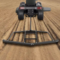 Herse de décompactage robuste en acier pour allée, 66 pouces de largeur, barres réglables et attelage à goupille, supporte jusqu'à 22,7 kg, pour VTT/UTV/tracteur de pelouse