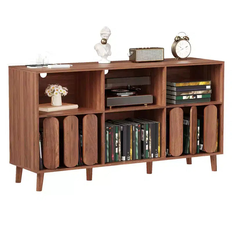 Meuble TV moderne de 55" en bois avec station de recharge, prises de courant et 2 ports USB, rangement pour vinyles, style Mid-Century, étagères ouvertes, bois naturel