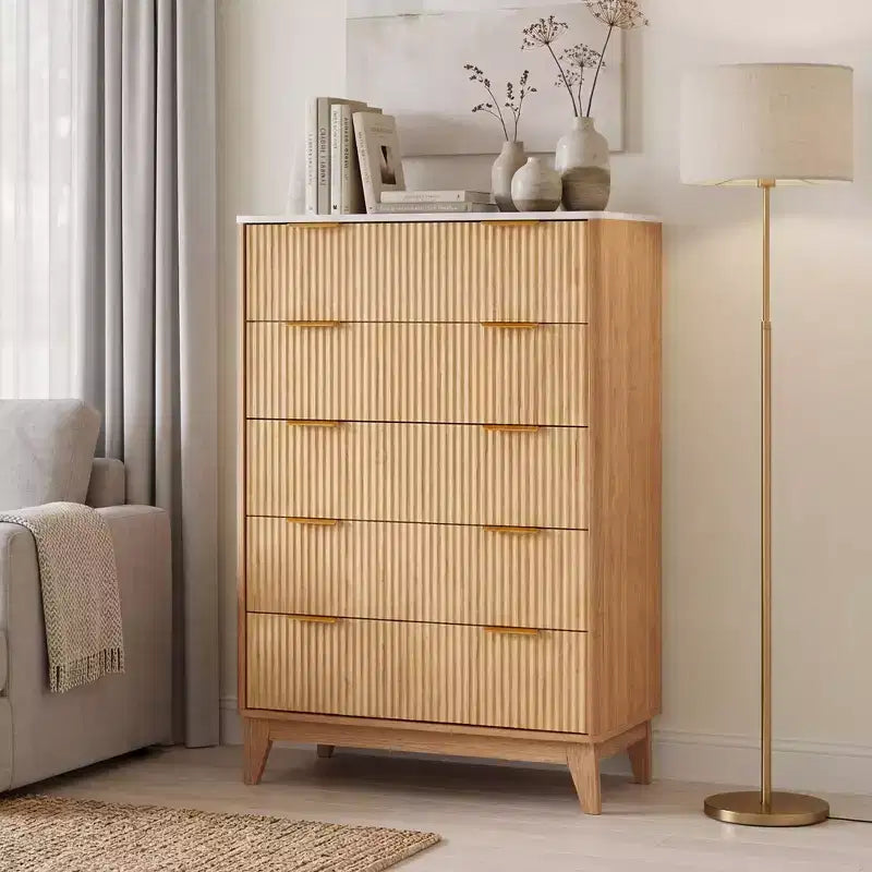 Commode cannelée moderne 5 tiroirs pour chambre, tour de rangement verticale à poignées dorées, commode étroite pour petit espace