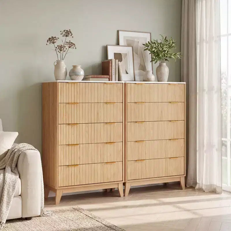 Commode cannelée moderne 5 tiroirs pour chambre, tour de rangement verticale à poignées dorées, commode étroite pour petit espace