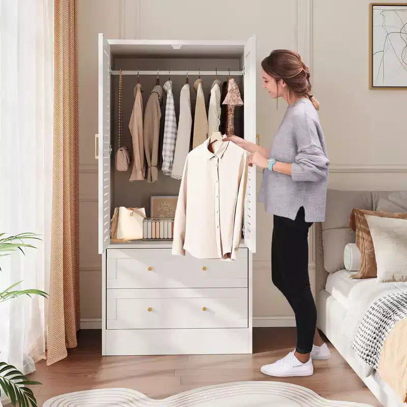 Armoire-penderie à persiennes GustoWave 65 po, penderie en bois avec 2 portes et 2 tiroirs, tringle de rangement pour chambre