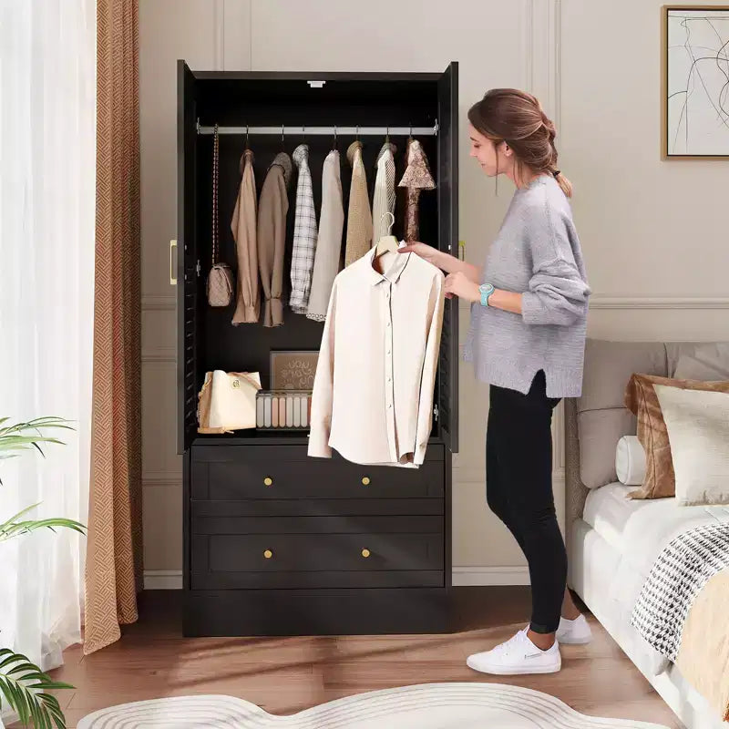 Armoire-penderie à persiennes GustoWave 65 po, penderie en bois avec 2 portes et 2 tiroirs, tringle de rangement pour chambre