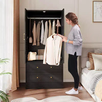 Armoire-penderie à persiennes GustoWave 65 po, penderie en bois avec 2 portes et 2 tiroirs, tringle de rangement pour chambre