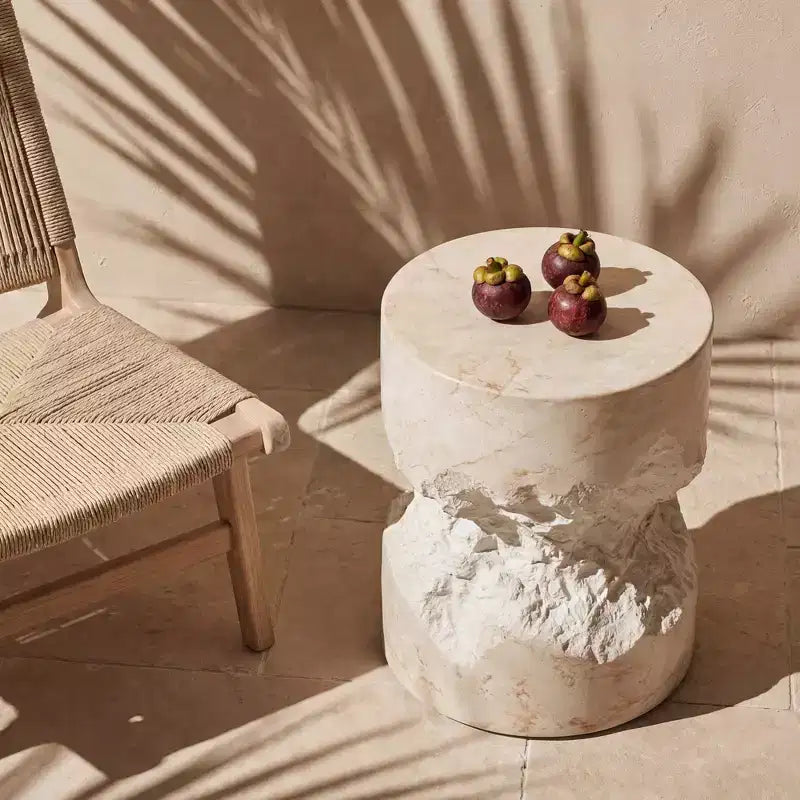 Table d'appoint blanche en faux travertin faite main - plateau rond en béton 13.8, capacité 200lbs, résistante aux intempéries, usage intérieur/extérieur sans assemblage
