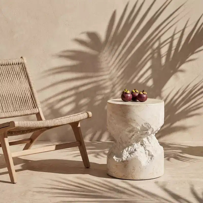 Table d'appoint blanche en faux travertin faite main - plateau rond en béton 13.8, capacité 200lbs, résistante aux intempéries, usage intérieur/extérieur sans assemblage