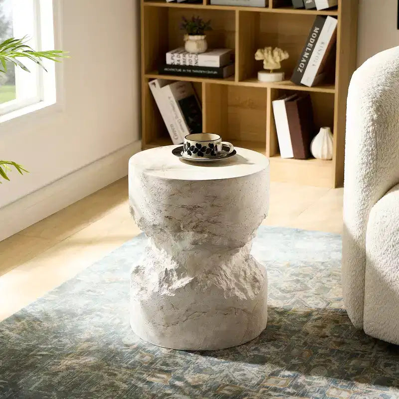 Table d'appoint blanche en faux travertin faite main - plateau rond en béton 13.8, capacité 200lbs, résistante aux intempéries, usage intérieur/extérieur sans assemblage