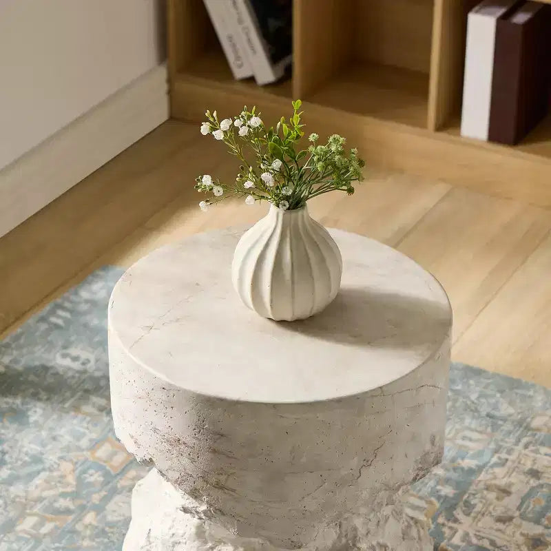 Table d'appoint blanche en faux travertin faite main - plateau rond en béton 13.8, capacité 200lbs, résistante aux intempéries, usage intérieur/extérieur sans assemblage