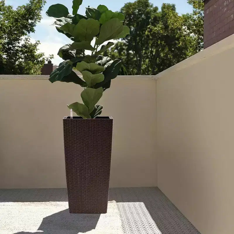 Jardinière à arrosage automatique brune 30 po de haut pour usage extérieur/interieur, grand pot de fleurs en faux rotin avec moniteur d'eau et seau interieur