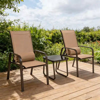 Ensemble bistro d'extérieur 3 pièces Gymax avec chaises empilables à dossier et appuie-tête réglables et table basse en verre trempé Noir/Marron