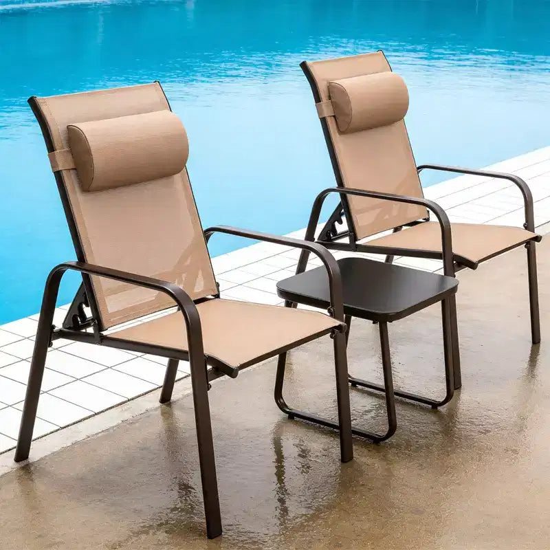 Ensemble bistro d'extérieur 3 pièces Gymax avec chaises empilables à dossier et appuie-tête réglables et table basse en verre trempé Noir/Marron