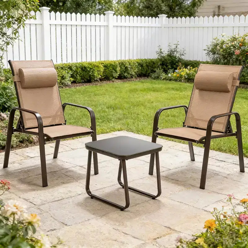 Ensemble bistro d'extérieur 3 pièces Gymax avec chaises empilables à dossier et appuie-tête réglables et table basse en verre trempé Noir/Marron