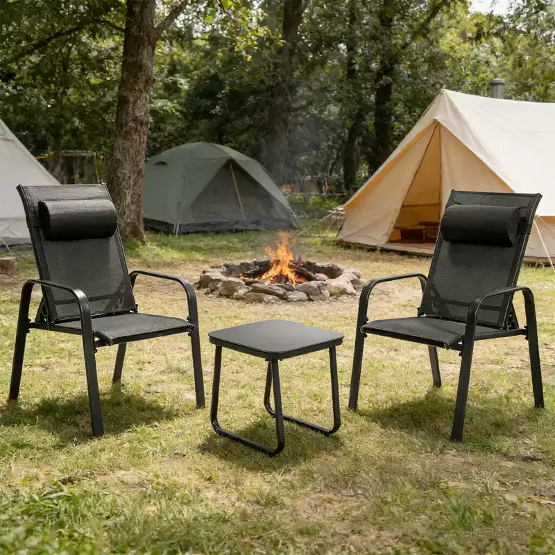 Ensemble bistro d'extérieur 3 pièces Gymax avec chaises empilables à dossier et appuie-tête réglables et table basse en verre trempé Noir/Marron