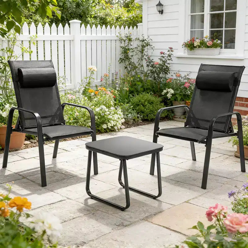Ensemble bistro d'extérieur 3 pièces Gymax avec chaises empilables à dossier et appuie-tête réglables et table basse en verre trempé Noir/Marron