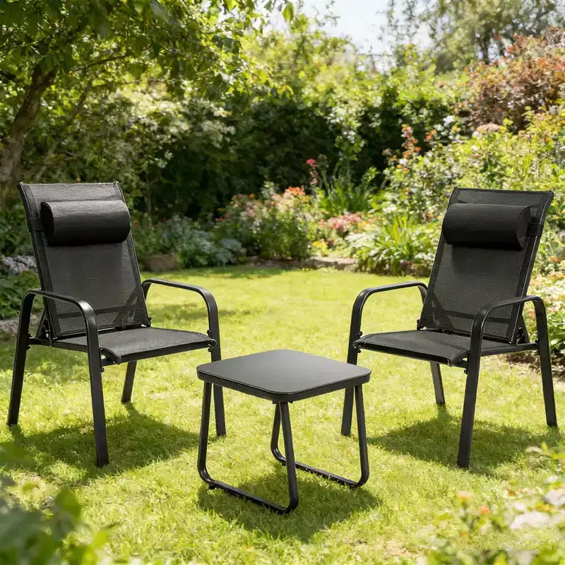 Ensemble bistro d'extérieur 3 pièces Gymax avec chaises empilables à dossier et appuie-tête réglables et table basse en verre trempé Noir/Marron