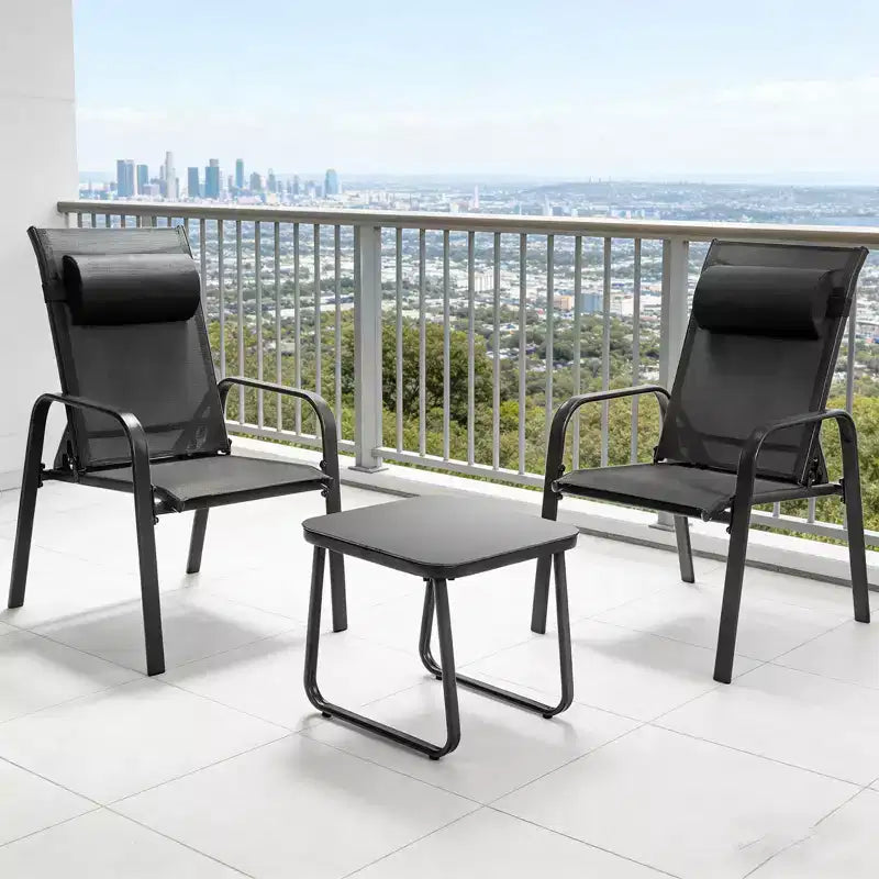 Ensemble bistro d'extérieur 3 pièces Gymax avec chaises empilables à dossier et appuie-tête réglables et table basse en verre trempé Noir/Marron