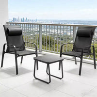 Ensemble bistro d'extérieur 3 pièces Gymax avec chaises empilables à dossier et appuie-tête réglables et table basse en verre trempé Noir/Marron
