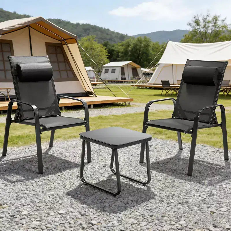 Ensemble bistro d'extérieur 3 pièces Gymax avec chaises empilables à dossier et appuie-tête réglables et table basse en verre trempé Noir/Marron