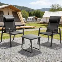 Ensemble bistro d'extérieur 3 pièces Gymax avec chaises empilables à dossier et appuie-tête réglables et table basse en verre trempé Noir/Marron