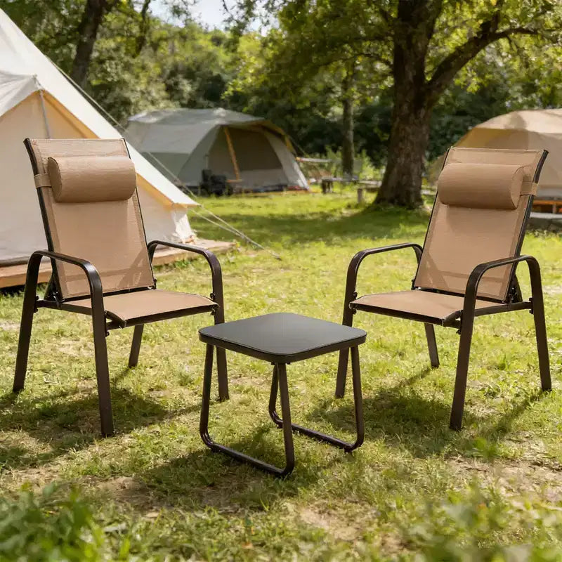 Ensemble bistro d'extérieur 3 pièces Gymax avec chaises empilables à dossier et appuie-tête réglables et table basse en verre trempé Noir/Marron