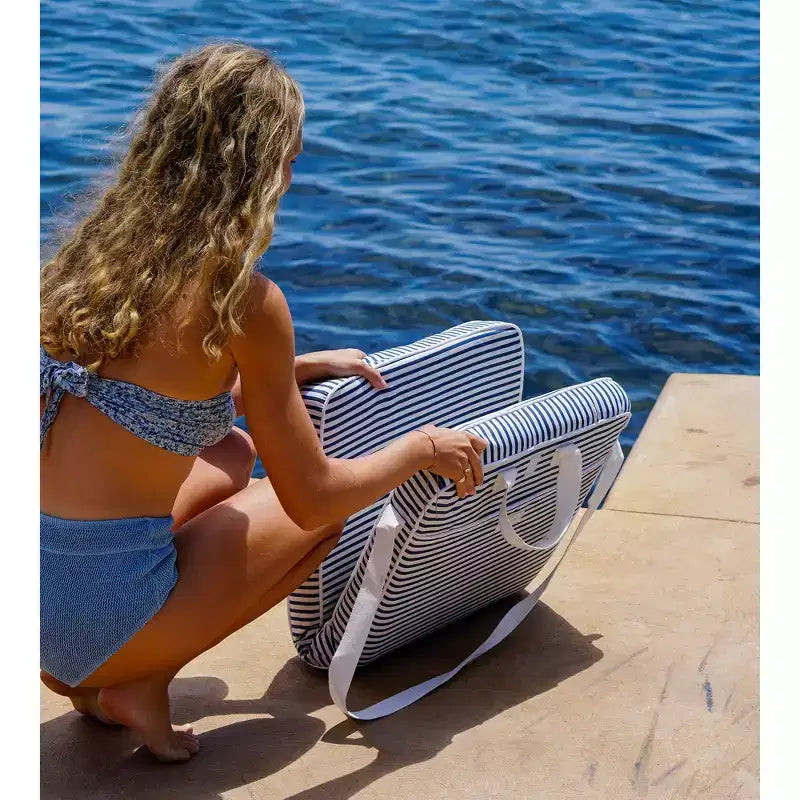 Sunnylife : Chaise pliante à emporter partout - Rayures Resort Bleu Marine, Chaise longue