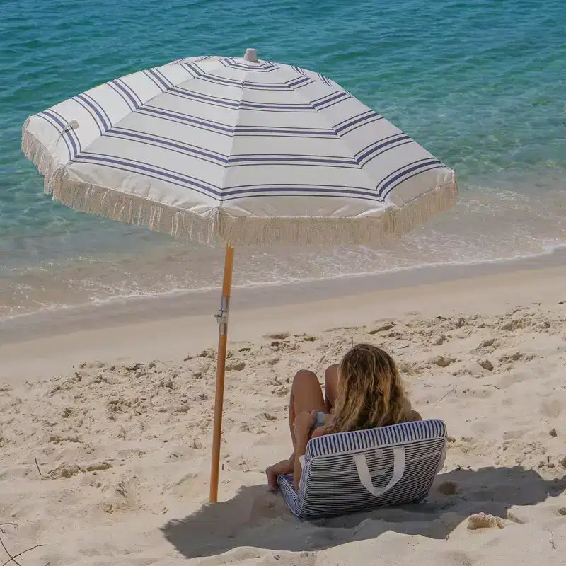 Sunnylife : Chaise pliante à emporter partout - Rayures Resort Bleu Marine, Chaise longue