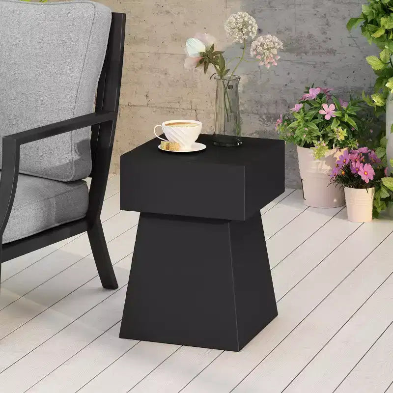 Table d'appoint en béton léger de patio moderne Christopher Knight Home Aesop