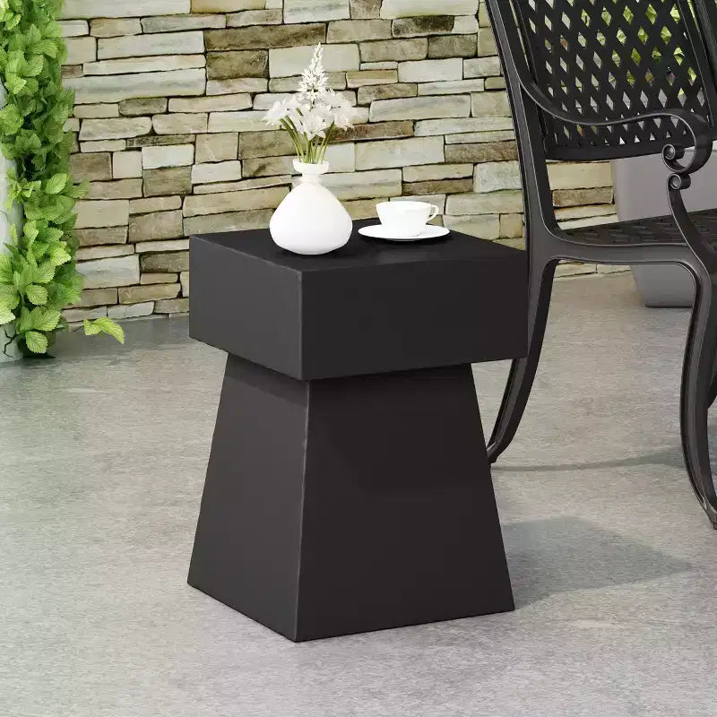 Table d'appoint en béton léger de patio moderne Christopher Knight Home Aesop