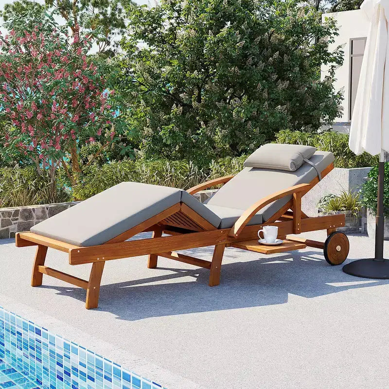 Whisen Chaise longue d'extérieur 77,5, chaise longue de patio, chaise longue de piscine avec cadre en bois d'acacia, dossier reglable, roues, retractable