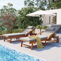 Whisen Chaise longue d'extérieur 77,5, chaise longue de patio, chaise longue de piscine avec cadre en bois d'acacia, dossier reglable, roues, retractable