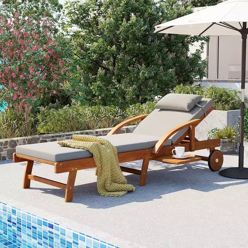 Whisen Chaise longue d'extérieur 77,5, chaise longue de patio, chaise longue de piscine avec cadre en bois d'acacia, dossier reglable, roues, retractable