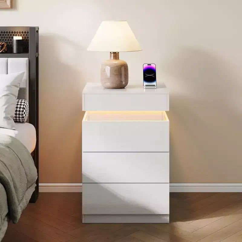 Conçue pour le confort au quotidien, cette table de chevet avec station de recharge intégrée et éclairage LED, une table de chevet moderne à plateau coulissant à 3 tiroirs,