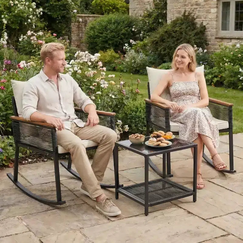 Gymax Ensemble de bistrot basculant d'extérieur 3 pièces avec table basse en verre trempé à 2 niveaux et coussins pour patio et jardin