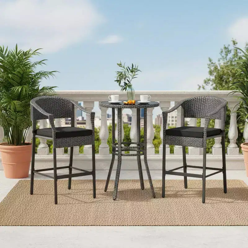 Gymax Ensemble de bar extérieur 3 pièces Table ronde et fauteuils en osier de hauteur bar avec plateau en verre trempé et coussins