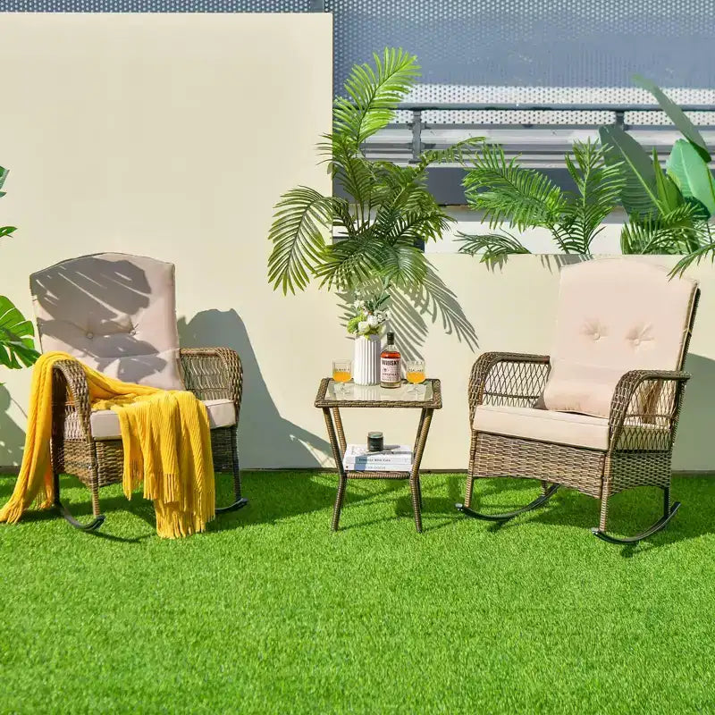 Ensemble bistro 3 pièces - Chaise à bascule d'extérieur en résine tressée avec table en verre trempé, mobilier de conversation de patio en rotin avec coussins et oreillers pour balcon