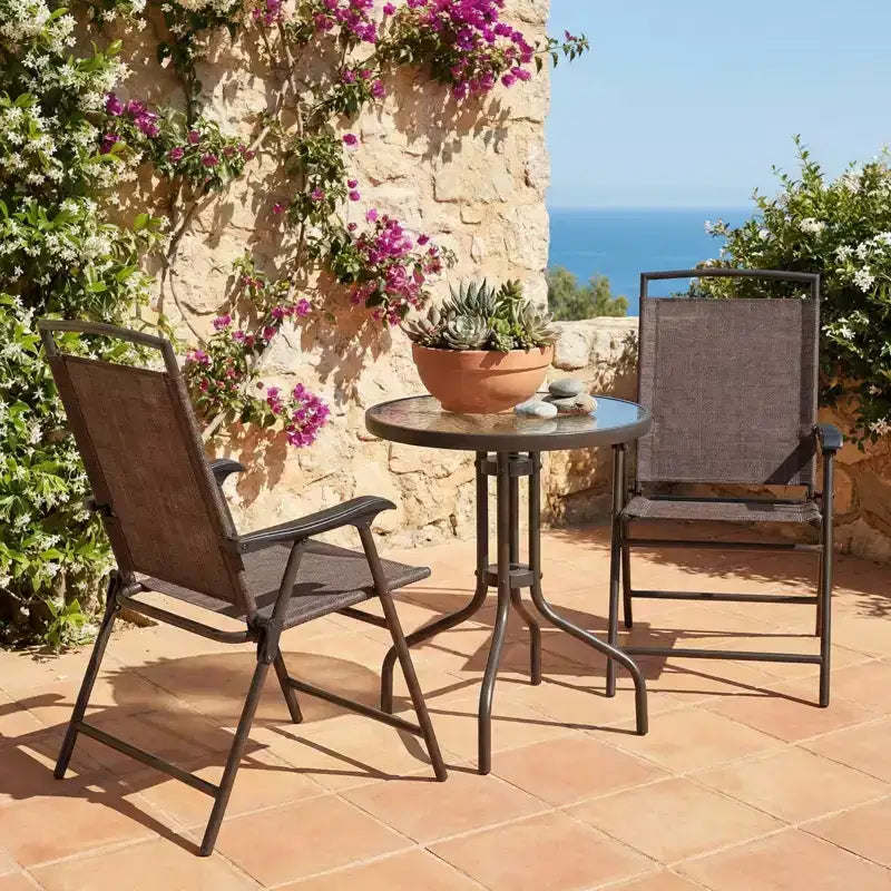 Gymax Ensemble bistro de terrasse d'extérieur 3 pièces avec table en verre trempé ondulé, 2 chaises pliantes à cadre en acier, patins réglables pour jardin, porche, cour