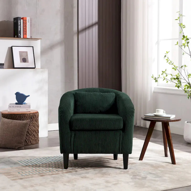 Fauteuil tonneau rembourré Emerald 24.8 avec pieds en bois et oreillers
