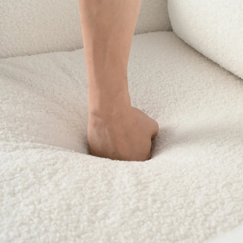 Fauteuil d'appoint rembourré blanc de 33,5 po avec pieds en noyer et accoudoir incurvé