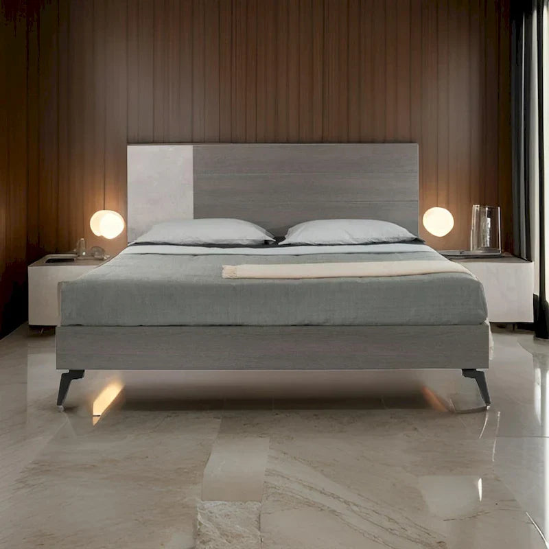 Lit plateforme Leen King Size, pieds en métal noir, tête de lit à panneaux gris