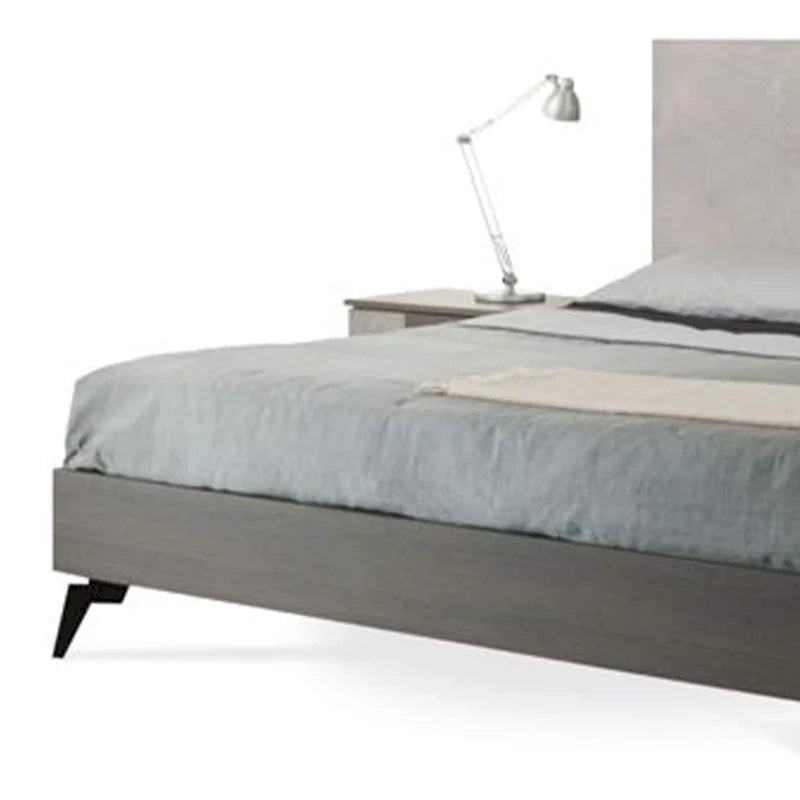 Lit plateforme Leen King Size, pieds en métal noir, tête de lit à panneaux gris