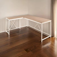 Bureau d'angle Posy, cadre métallique blanc en L, traverses en X, plateau en bois chêne brun