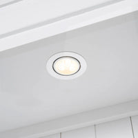 Bibliothèque haute polyvalente avec éclairage LED et multiples options de rangement pour la maison