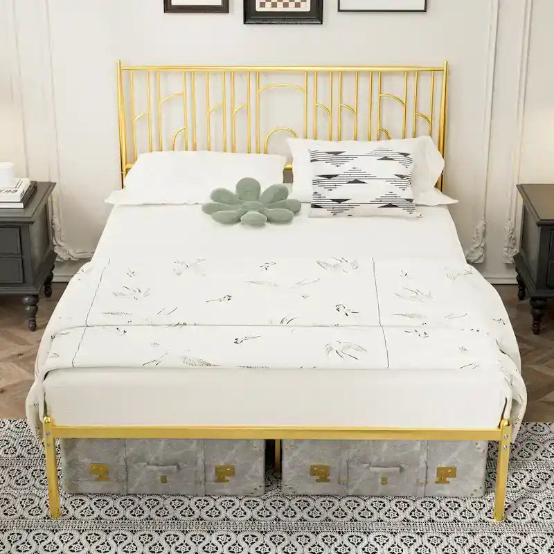 Cadre de lit plateforme Queen Size avec montants décoratifs, rangement sous le lit et sans besoin de sommier tapissier