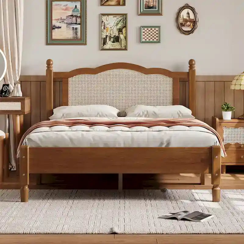 Lit double ancien en bois avec tête de lit en rotin