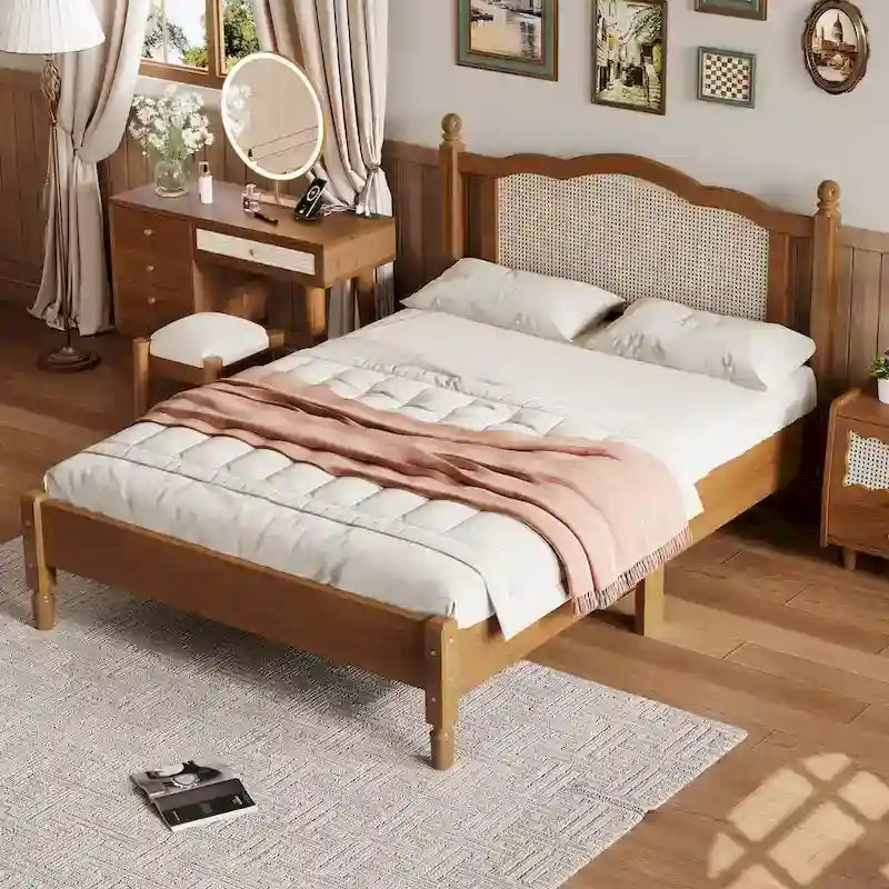 Lit double ancien en bois avec tête de lit en rotin