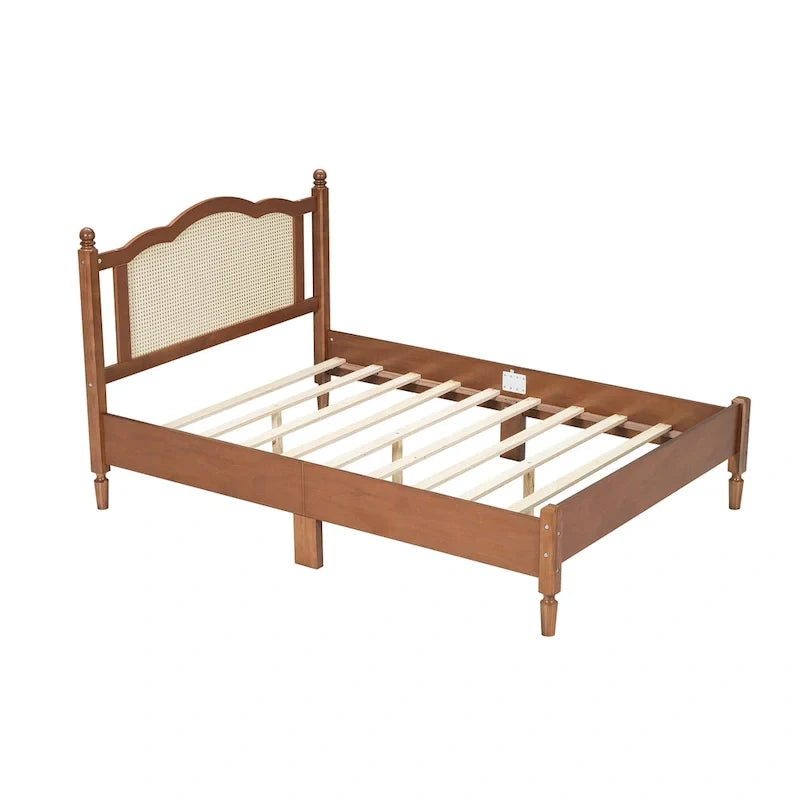 Lit double ancien en bois avec tête de lit en rotin