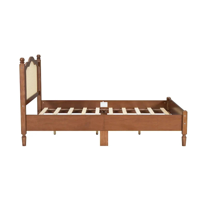 Lit double ancien en bois avec tête de lit en rotin