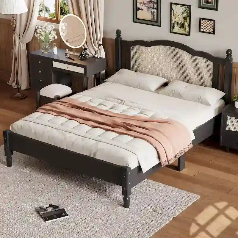 Lit double ancien en bois avec tête de lit en rotin