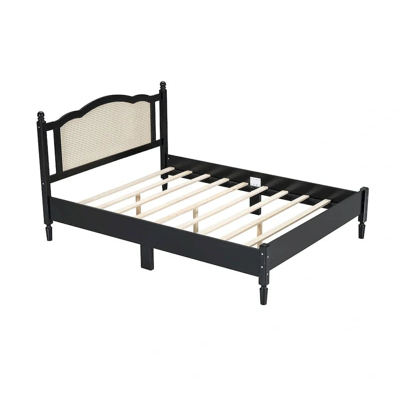 Lit double ancien en bois avec tête de lit en rotin