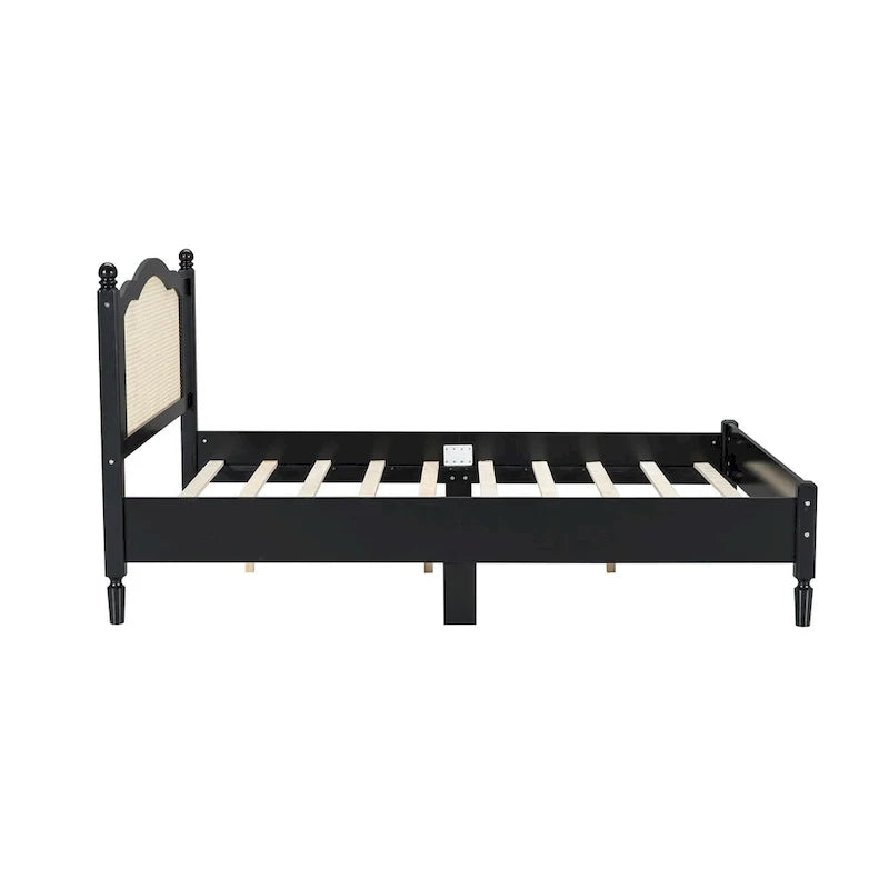 Lit double ancien en bois avec tête de lit en rotin